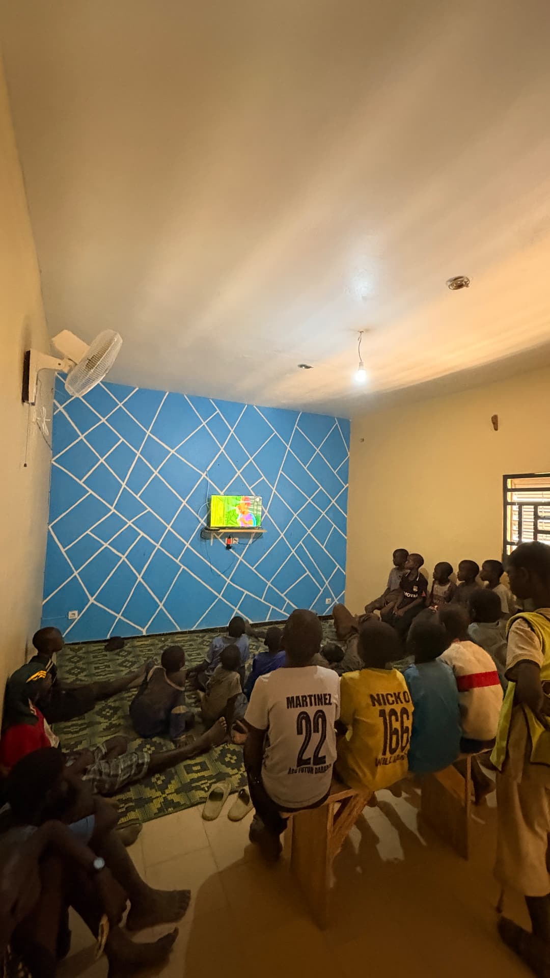 Enfants regardant la télévision dans la salle commune