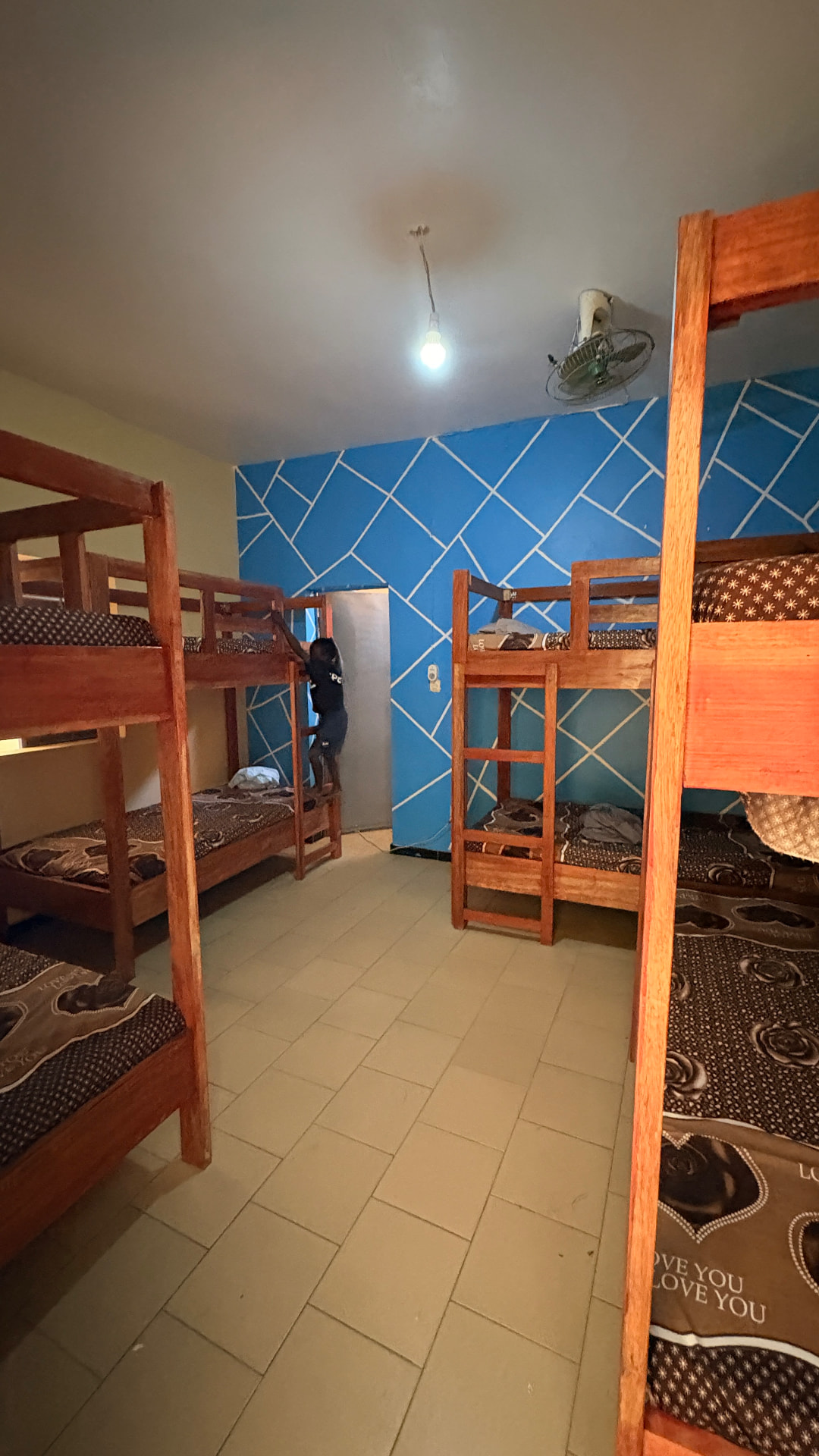 Dortoir du centre avec lits superposés en bois