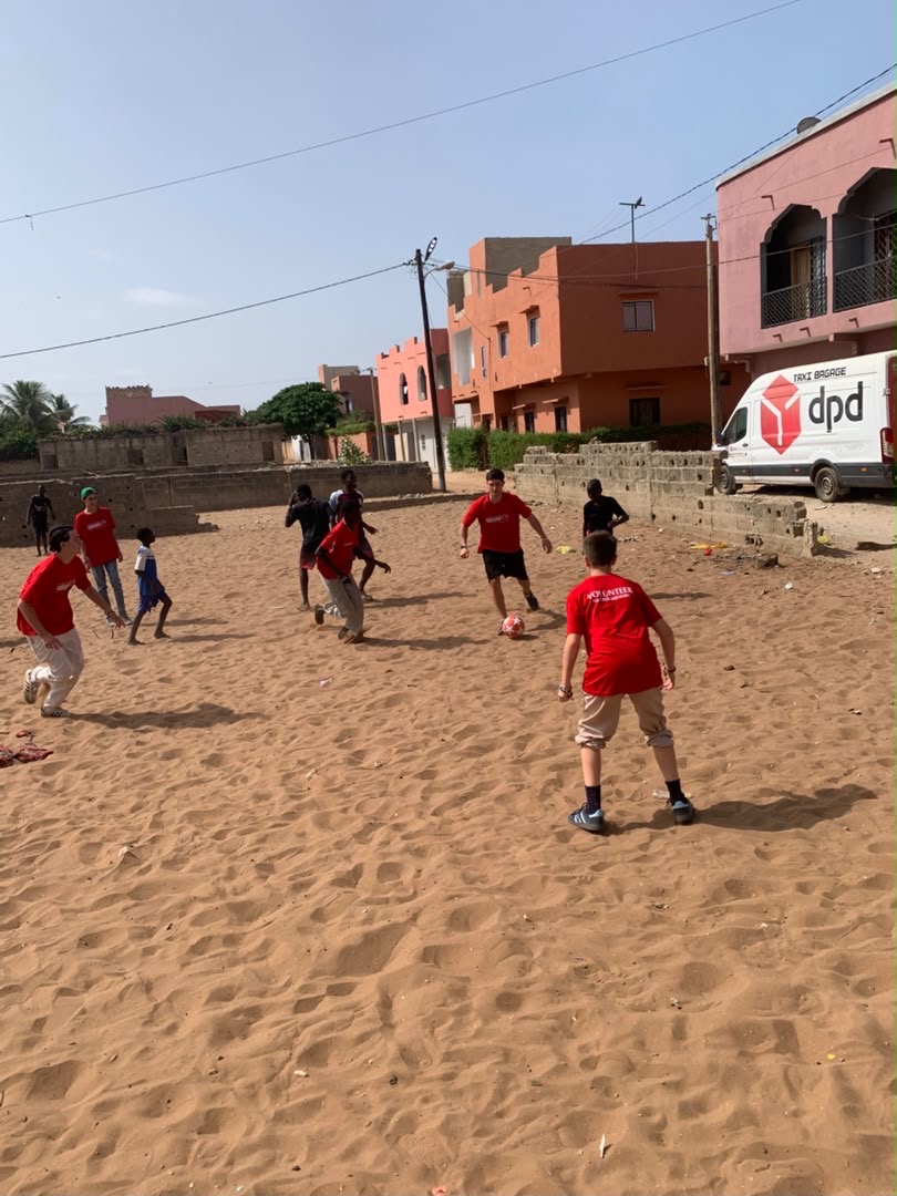 Match de football entre bénévoles et enfants du quartier