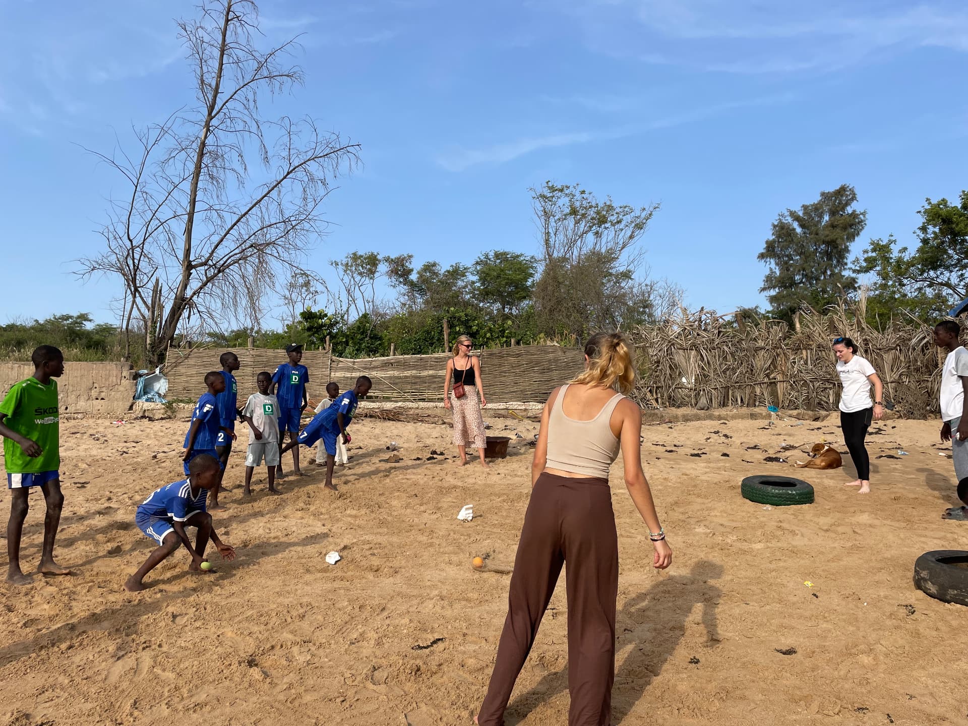 Jeux sportifs avec les enfants sur un terrain de sable
