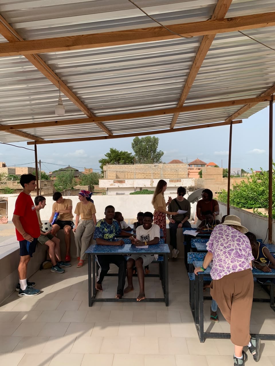 Bénévole entourée d'enfants au centre de Mbour