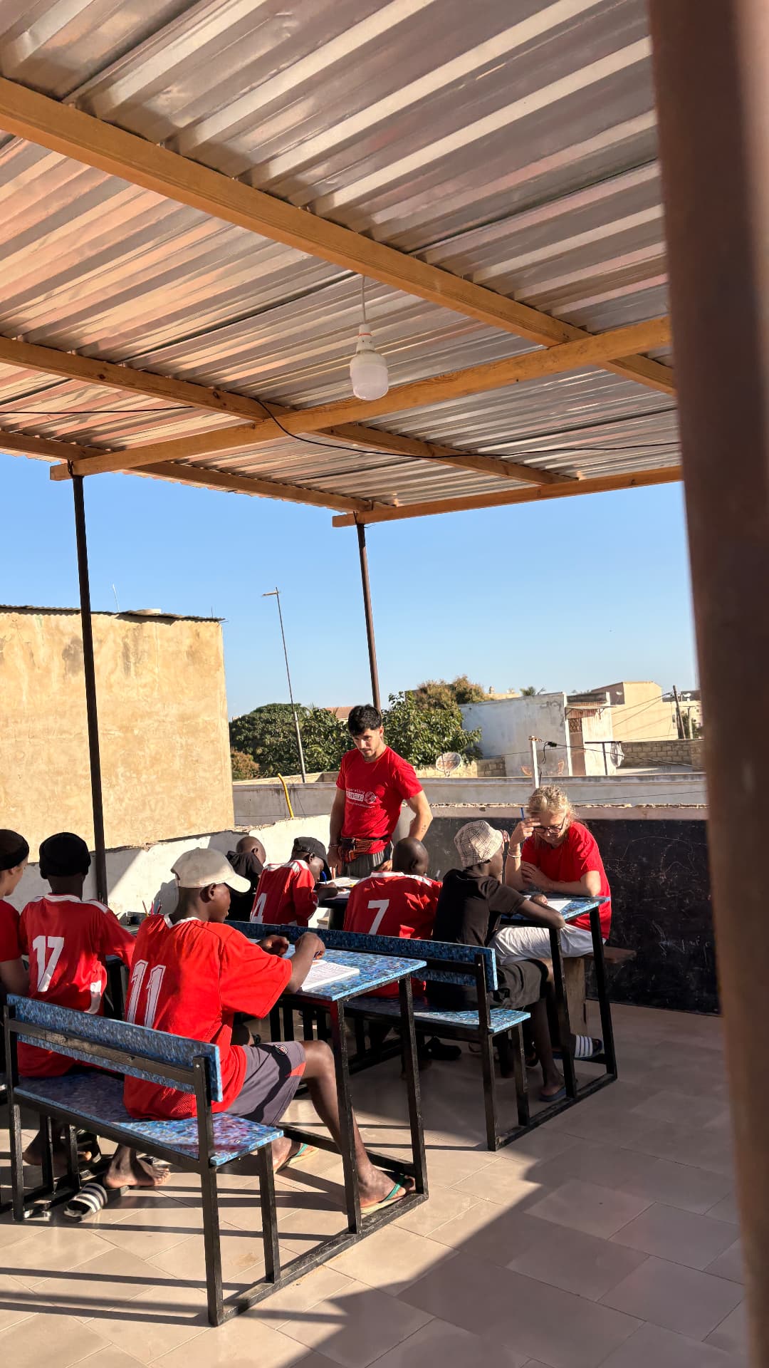 Salle de classe en plein air sur la terrasse du centre