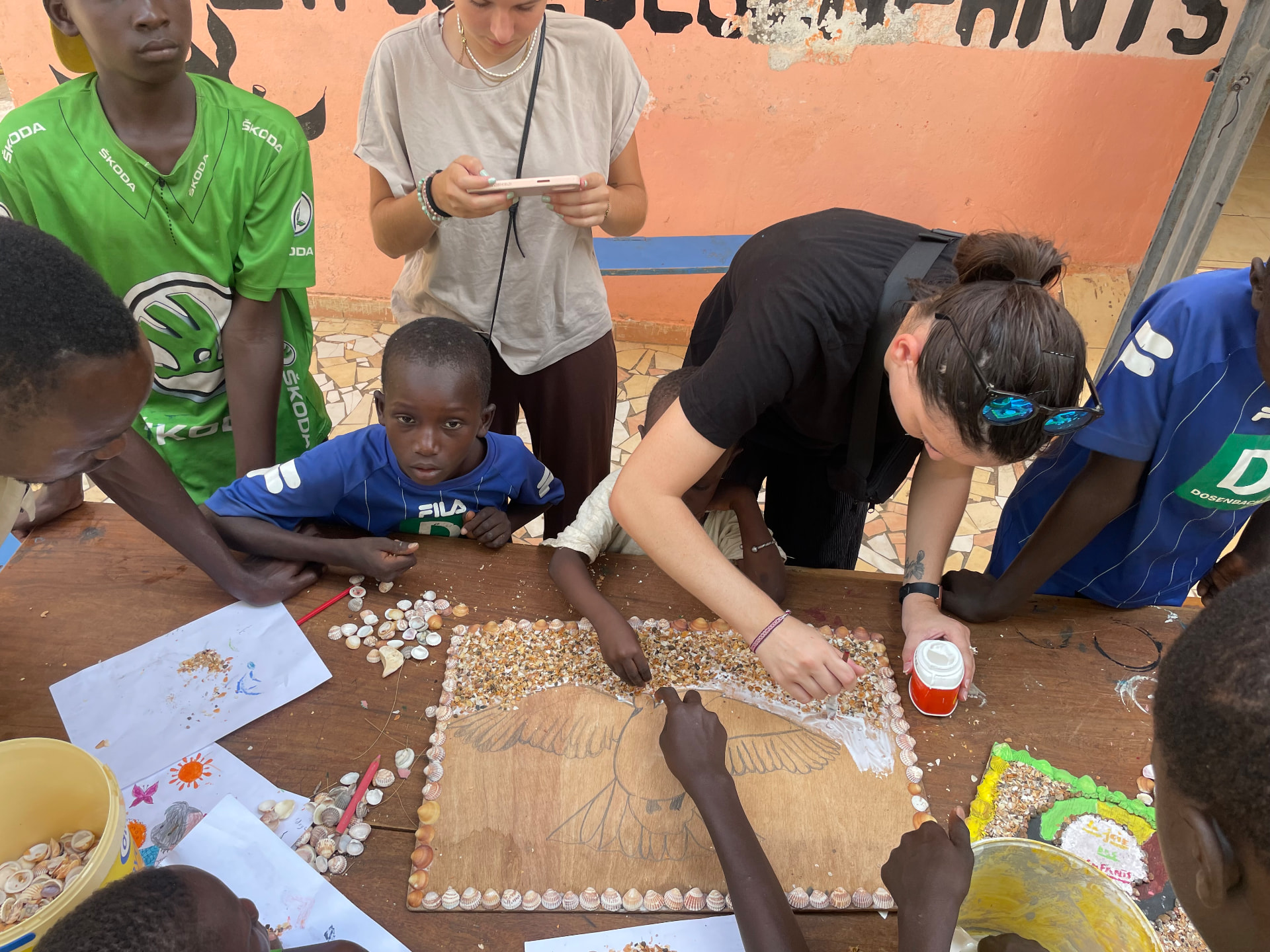 Atelier créatif en coquillages animé par des bénévoles au centre