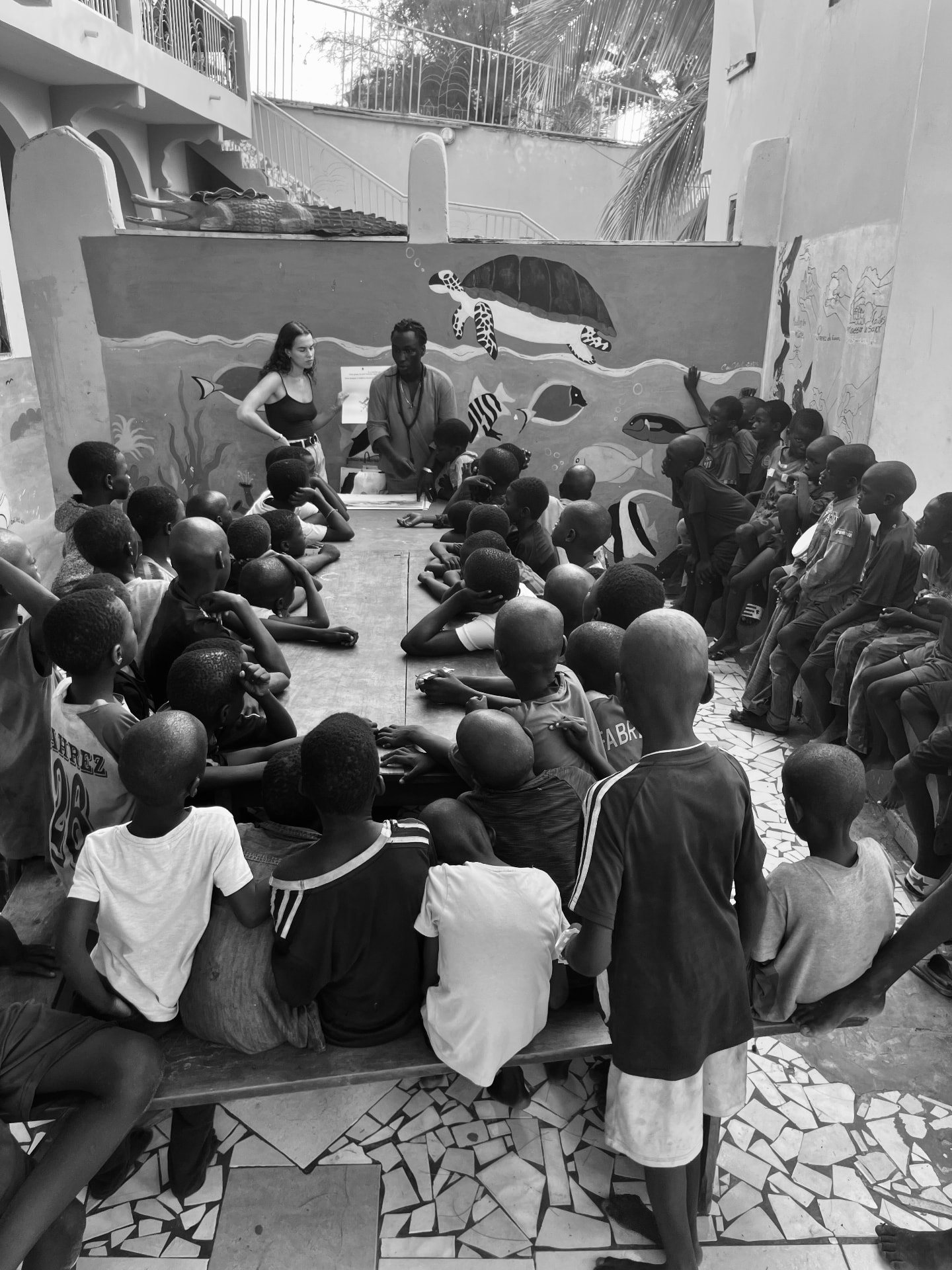 Atelier collectif avec un grand groupe d'enfants au centre