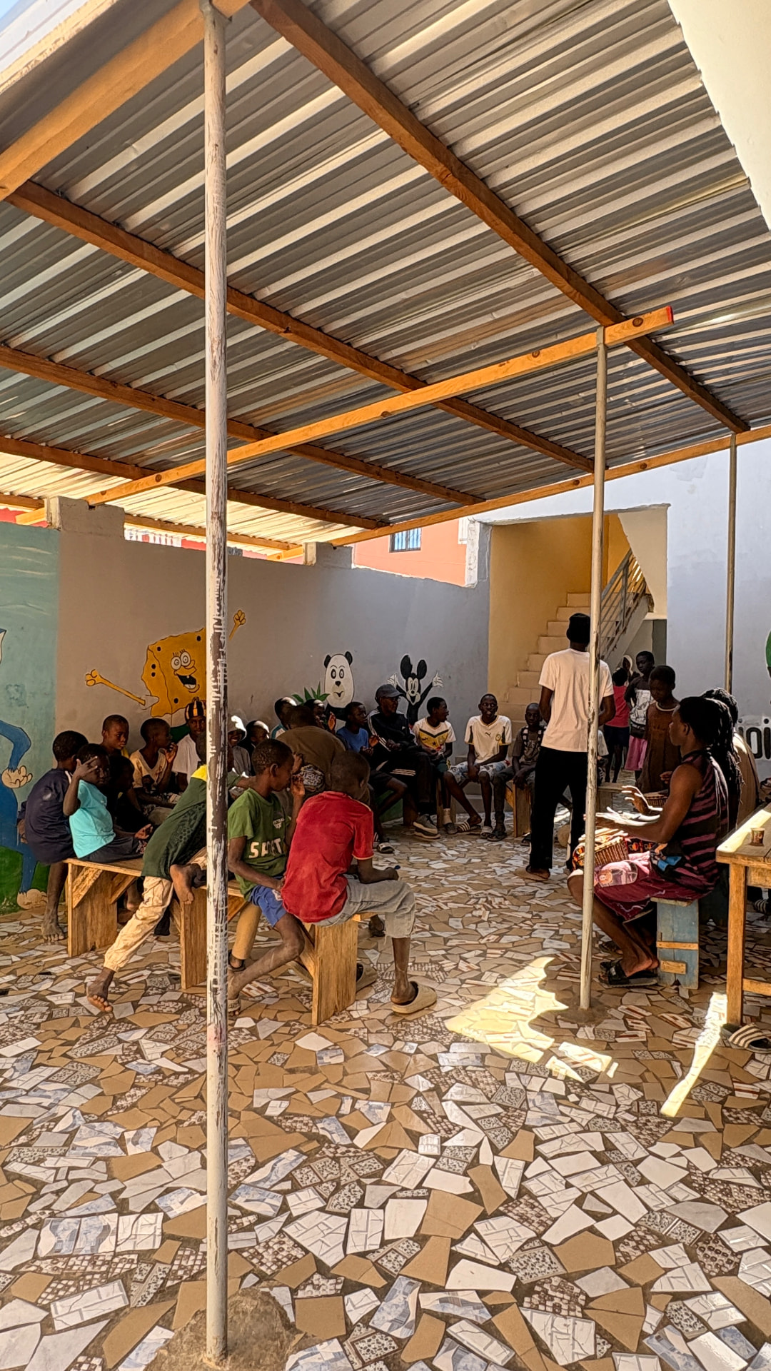 Enfants jouant avec des jeux de construction avec une bénévole