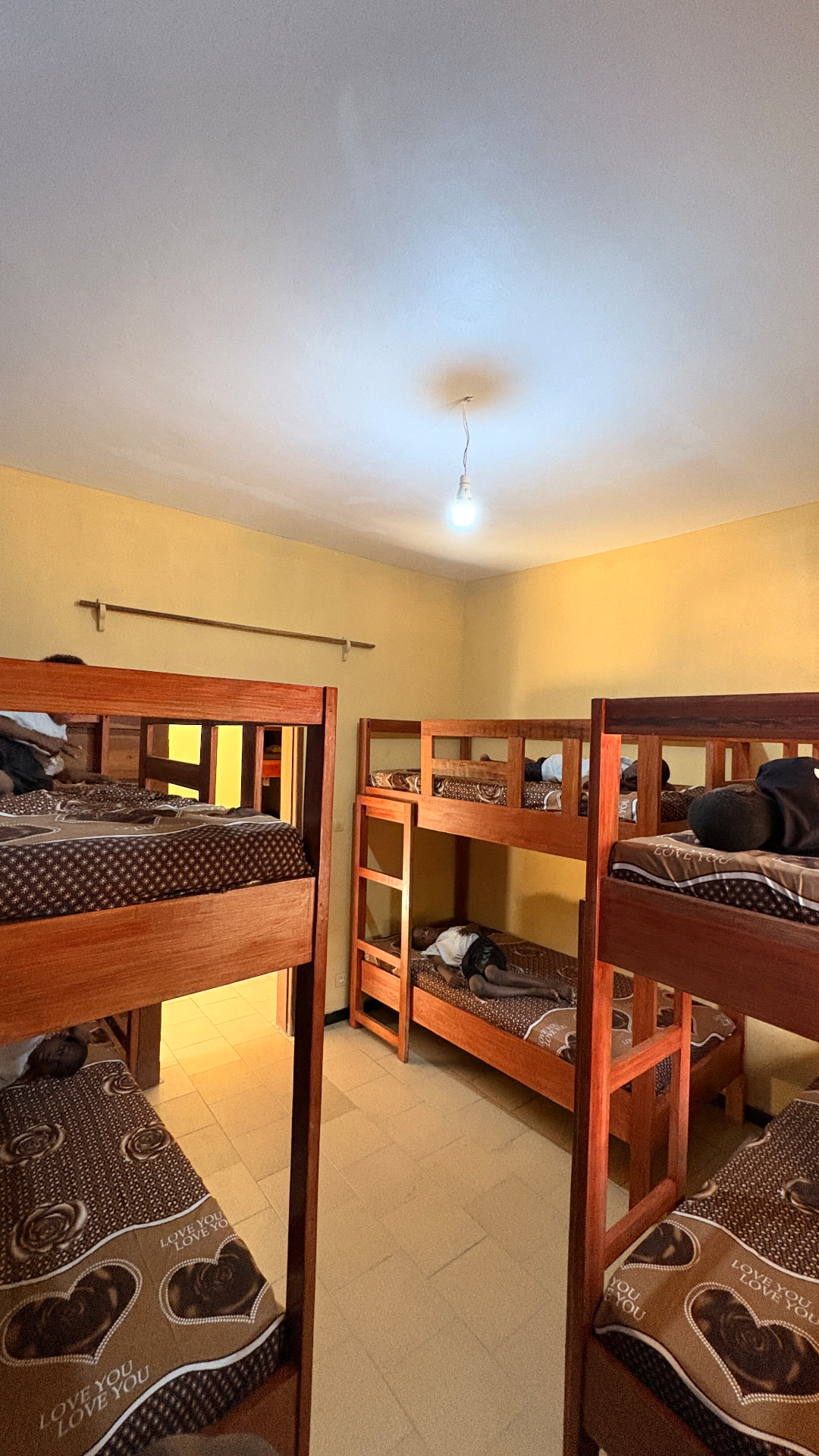Enfants au repos dans le dortoir du centre de Mbour
