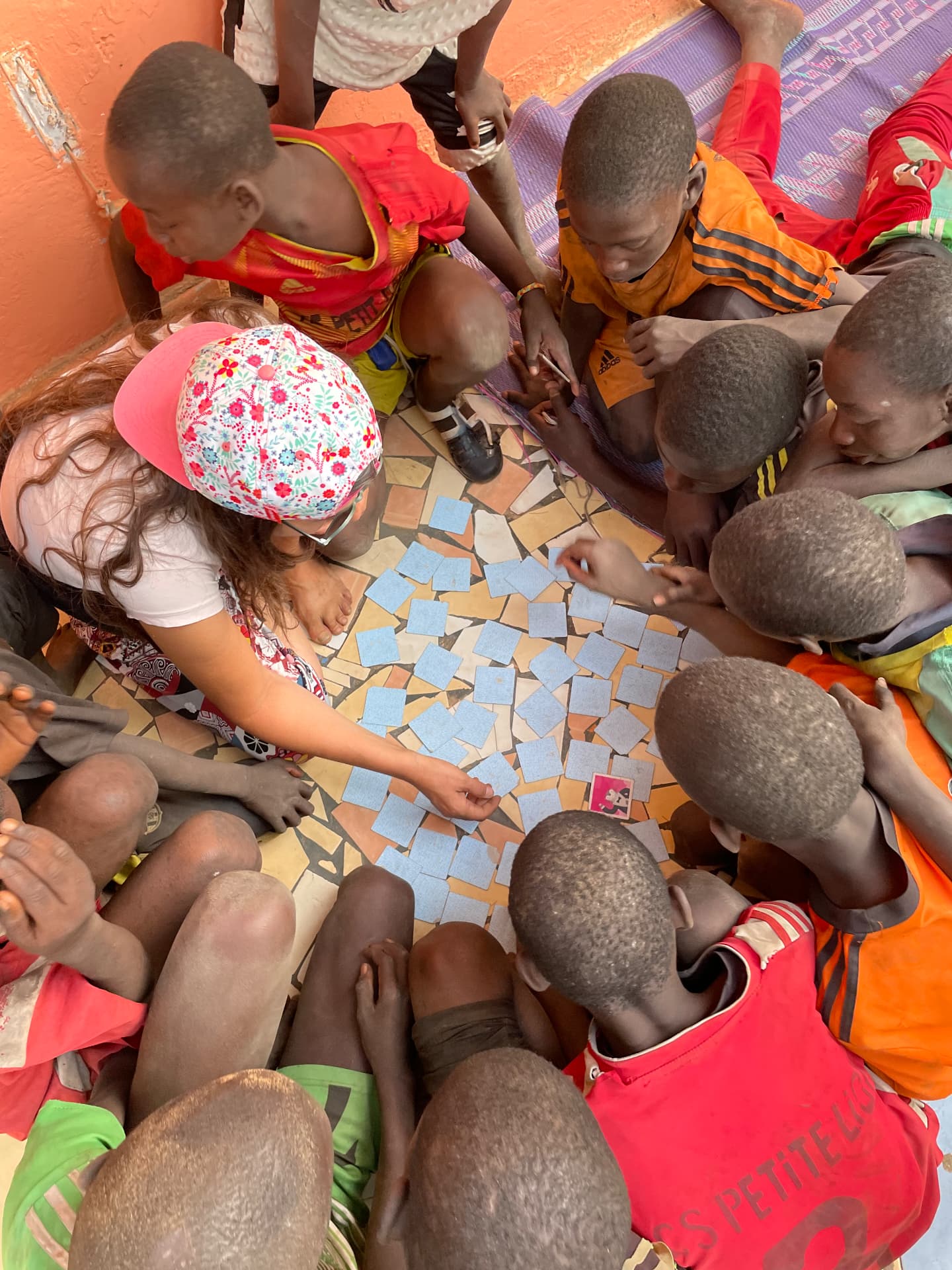 Jeu de mémoire au sol avec un groupe d'enfants talibés